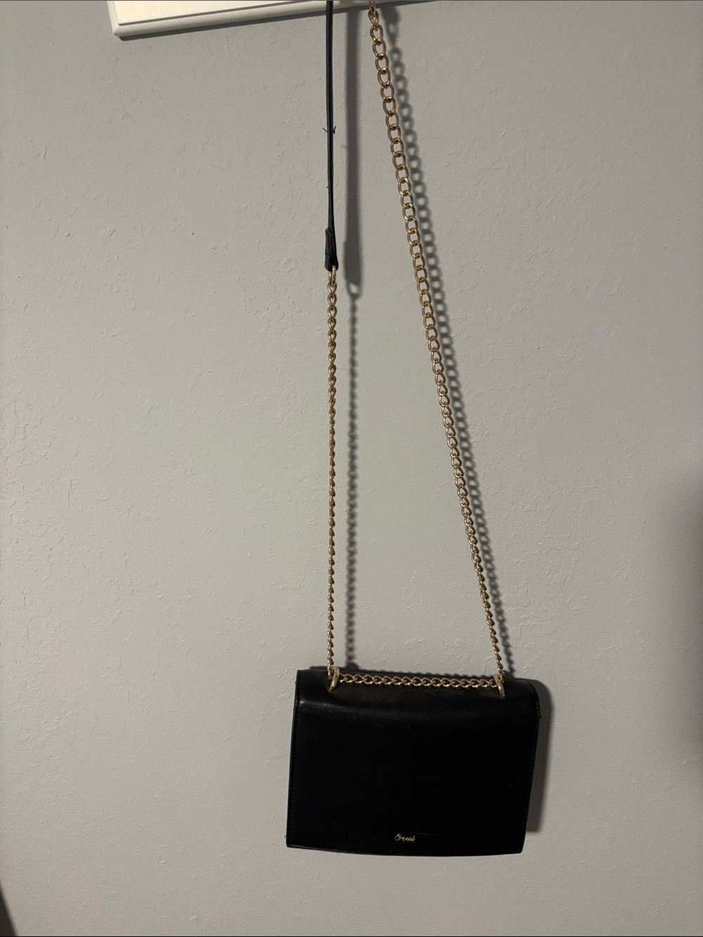 Elegant Black Crossbody Bag with Gold Chain Strap